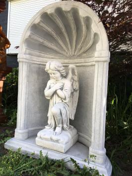 Schöne kniende Engelsstatue in einem Oratorium aus Stein